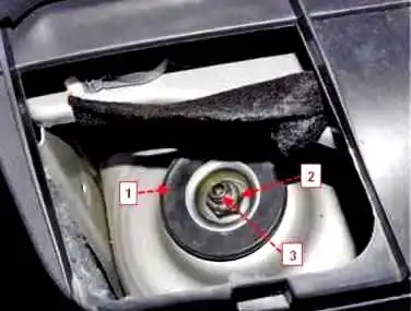 Снятие элементов задней подвески автомобиля 4x4 Renault Duster
