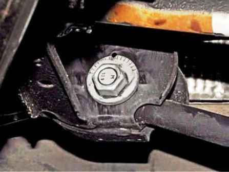 Extracción de elementos de la suspensión trasera de un Renault Duster 4x4