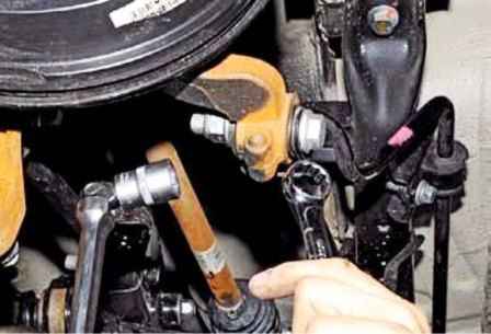 Extracción de los elementos de la suspensión trasera de un Renault Duster 4x4