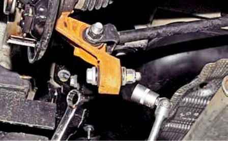 Extracción de los elementos de la suspensión trasera de un Renault Duster 4x4