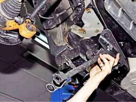 4x4 Renault Duster автомобильінің артқы суспензиясының элементтерін алып тастау