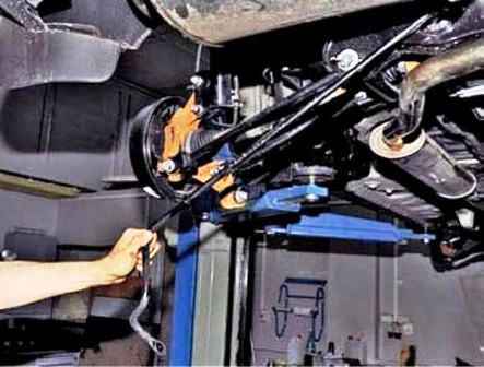 Removing elements of the rear suspension of a 4x4 Renault Duster