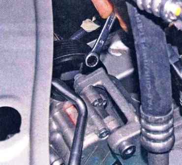 Снятие насоса гидроусилителя рулевого управления Renault Duster