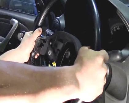 Removing and installing the Renault Duster steering wheel