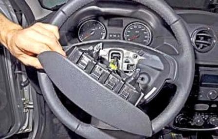 Removing and installing the Renault Duster steering wheel