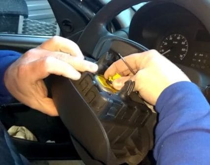 Removing and installing the Renault Duster steering wheel