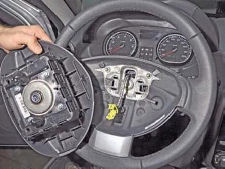 Removing and installing the Renault Duster steering wheel