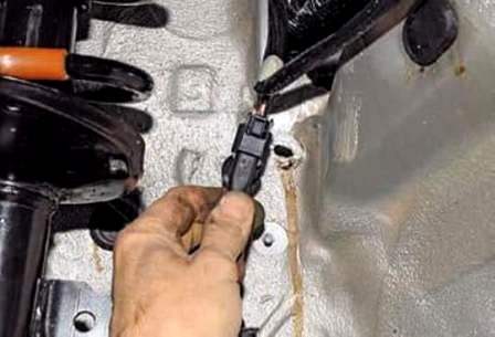 Removing the ABS unit and speed sensors Renault Duster