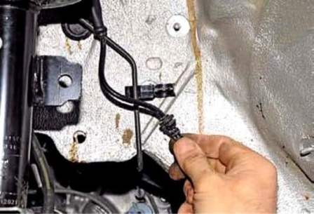 Removing the ABS unit and speed sensors Renault Duster