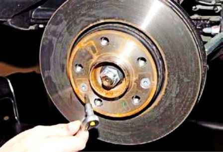 Replacing Renault Duster front brake parts