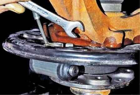 Заміна елементів гальм задніх коліс Renault Duster