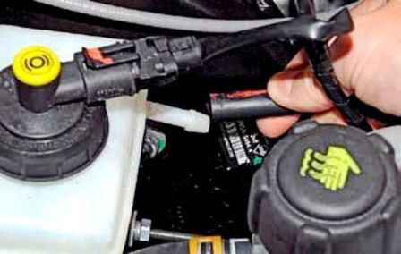 Replacing the Renault Duster brake master cylinder
