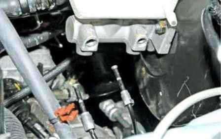 Replacing the Renault Duster brake master cylinder