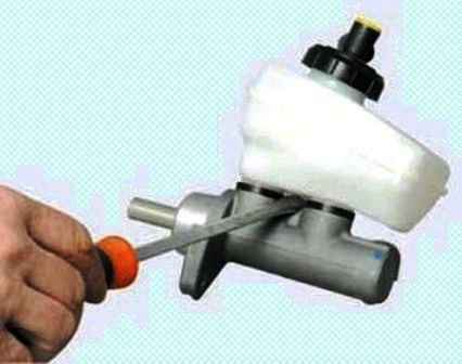 Replacing the Renault Duster brake master cylinder