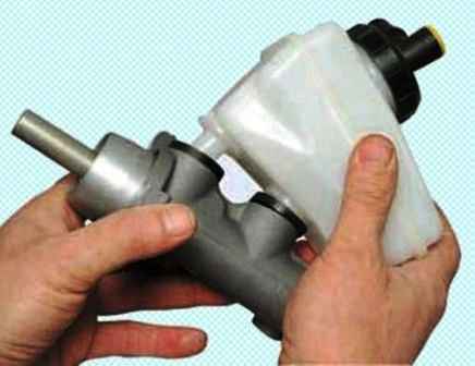 Replacing the Renault Duster brake master cylinder