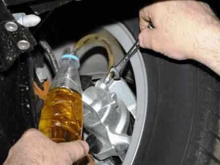 Replacing and bleeding the hydraulic brake and clutch Renault Duster