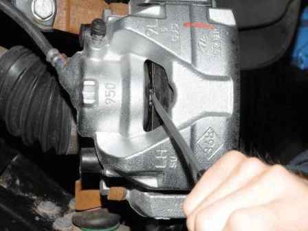 Replacing the Renault Duster front wheel brake pads