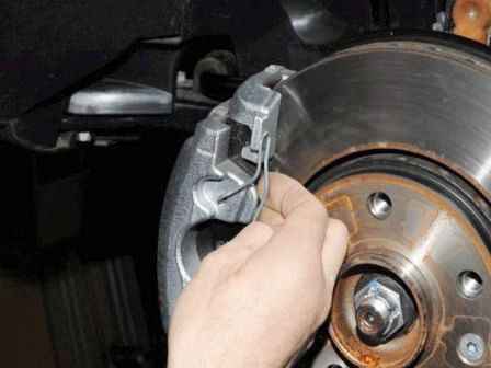 Replacing the Renault Duster front wheel brake pads