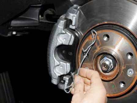 Replacing the Renault Duster front wheel brake pads