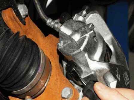 Replacing the Renault Duster front wheel brake pads
