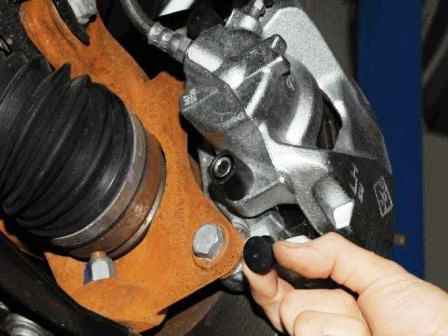 Replacing the Renault Duster front wheel brake pads