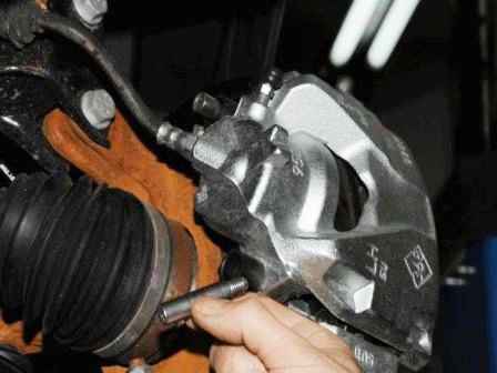 Replacing the Renault Duster front wheel brake pads