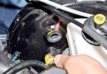 Replacing the Renault Duster brake booster and check valve