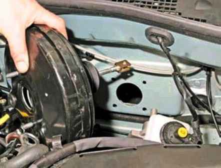 Replacing the Renault Duster brake booster and check valve