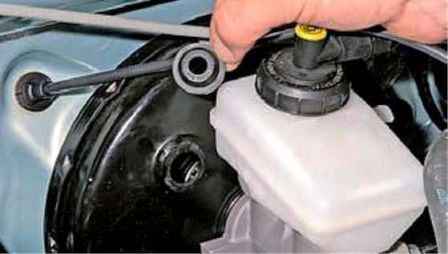 Replacing the Renault Duster brake booster and check valve