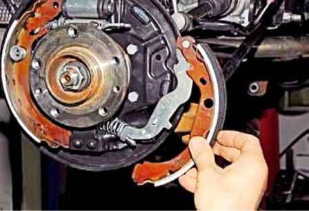 Replace Renault Duster rear wheel brake pads
