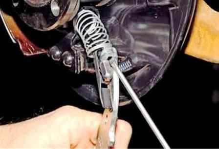 Replacing Renault Duster rear wheel brake pads