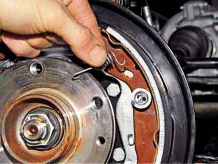 Replacing Renault Duster rear wheel brake pads