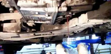 Comprobación del nivel y cambio de aceite en la transmisión automática Renault Duster