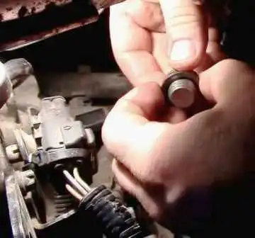 Comprobación del nivel y cambio de aceite en la transmisión automática Renault Duster