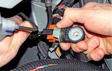 Removing the Renault Duster gearbox control mechanism