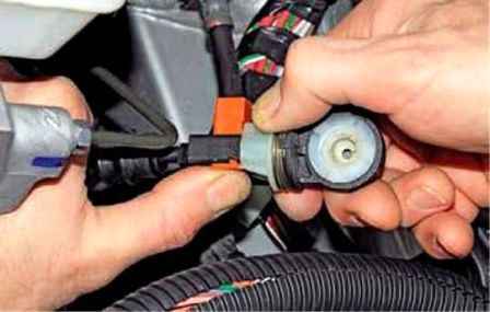 Extracción del mecanismo de control de la caja de cambios Renault Duster