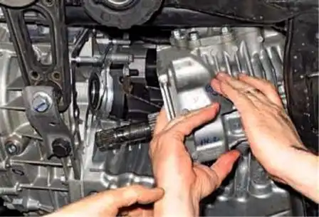Desmontaje e instalación de transmisión manual Renault Duster
