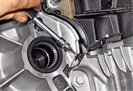 Desmontaje e instalación de transmisión manual Renault Duster