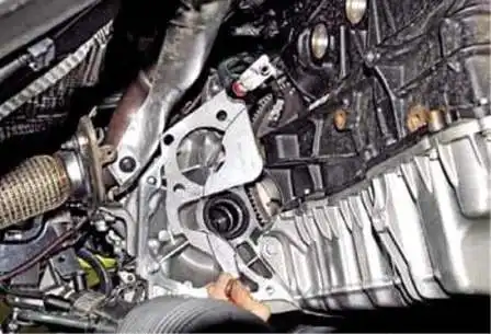 Desmontaje e instalación de transmisión manual Renault Duster