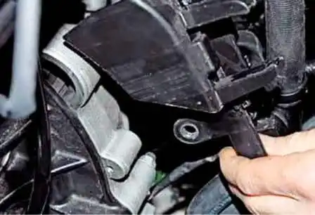 Desmontaje e instalación de transmisión manual Renault Duster
