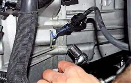 Desmontaje e instalación de transmisión manual Renault Duster
