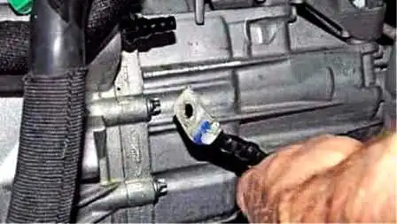 Desmontaje e instalación de transmisión manual Renault Duster