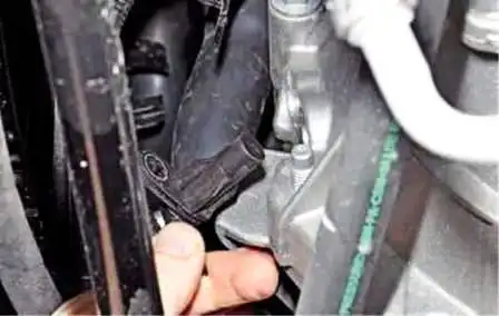 Desmontaje e instalación de transmisión manual Renault Duster
