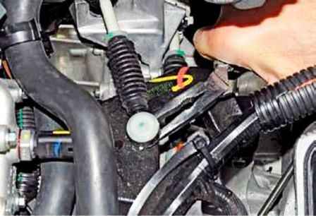 Extracción del mecanismo de control de la caja de cambios Renault Duster