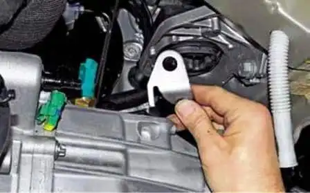 Desmontaje e instalación de transmisión manual Renault Duster