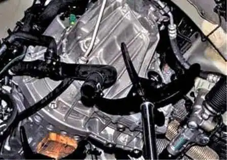 Desmontaje e instalación de transmisión manual Renault Duster