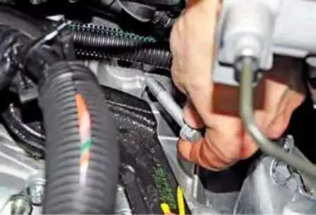 Desmontaje e instalación de transmisión manual Renault Duster