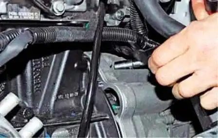 Desmontaje e instalación de transmisión manual Renault Duster