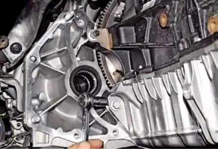 Desmontaje e instalación de transmisión manual Renault Duster