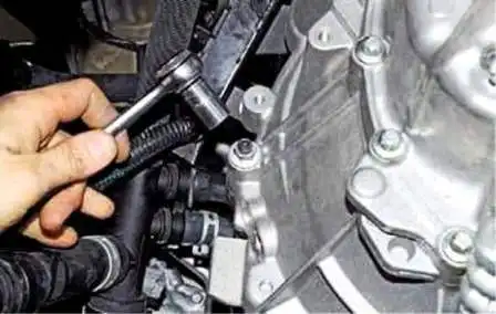 Desmontaje e instalación de transmisión manual Renault Duster